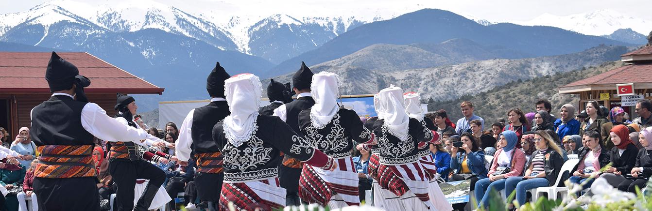 Gümüşhane Valiliğimiz, Gümüşhane İl Kültür Turiz Müdürlüğü ve Belediye Başkanlığımız ortaklığında 27 Nisan Cumartesi günü Torul Kalesi'nde Turizm Şenliği düzenlenecek. 43. Turizm Haftası kutlamaları münasebetiyle Torul Kalesi'nde düzenlenecek olan Turizm